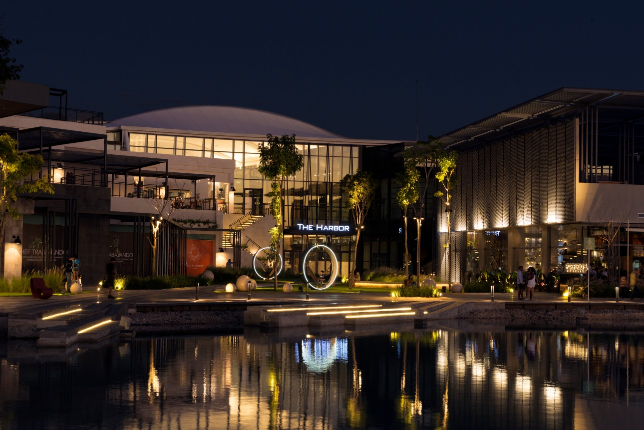 The Harbor lifestyle centre in Mérida at night